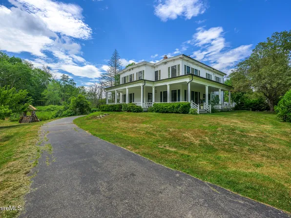 19 Lovers Ln, New Lebanon, NY 12125