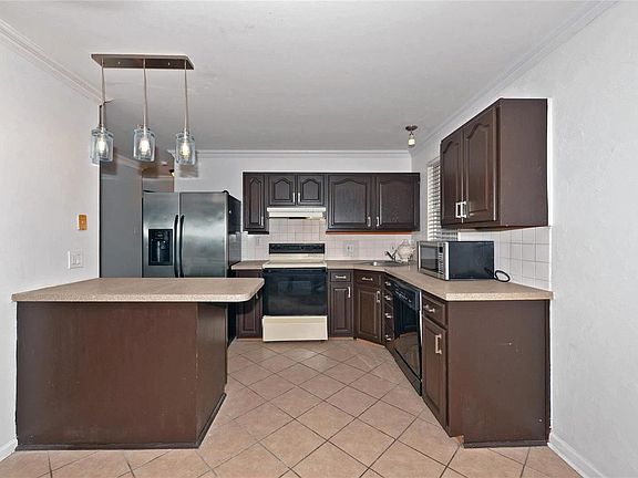 4th image of 5715 Langley Ave