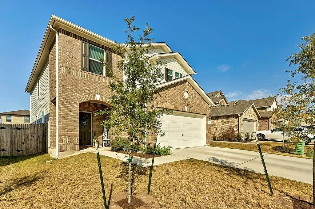 4 bed, 2.5 bath, 2101 sqft, $2,149 — Photo 3