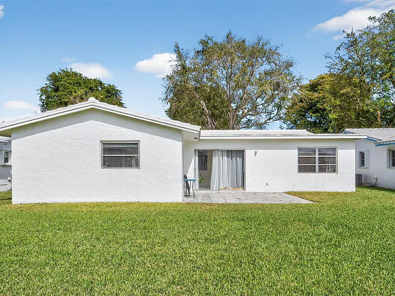 8950 NW 13th St — Photo 4