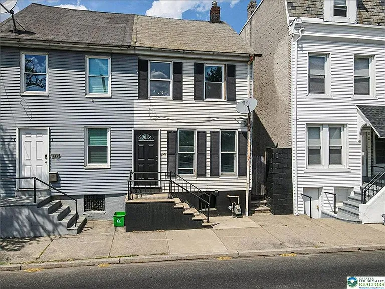 841 Jackson St — Photo 1