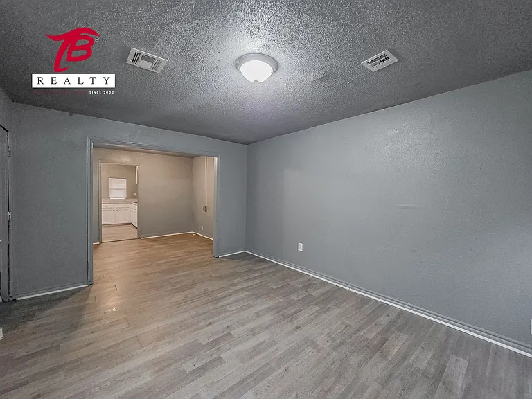 2320 NE 20th St — Photo 4