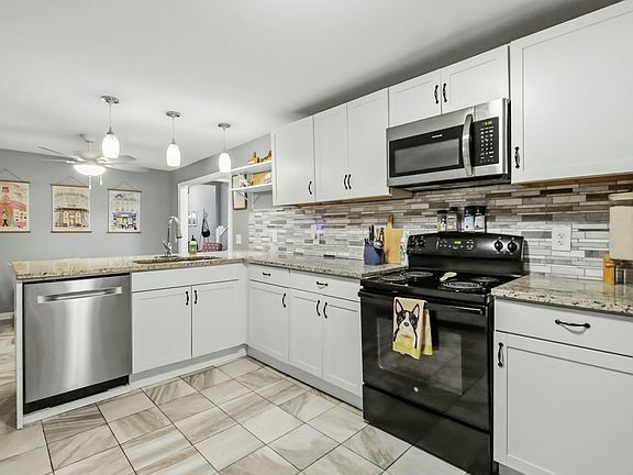 3rd image of 305 E 4th St