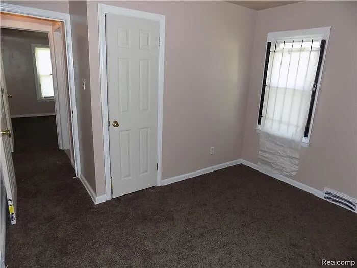 18708 Shaftsbury Ave — Photo 9