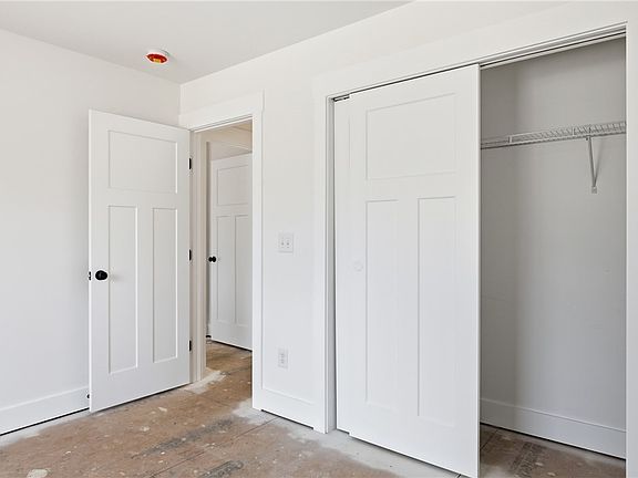 3rd image of 356 Thompson St