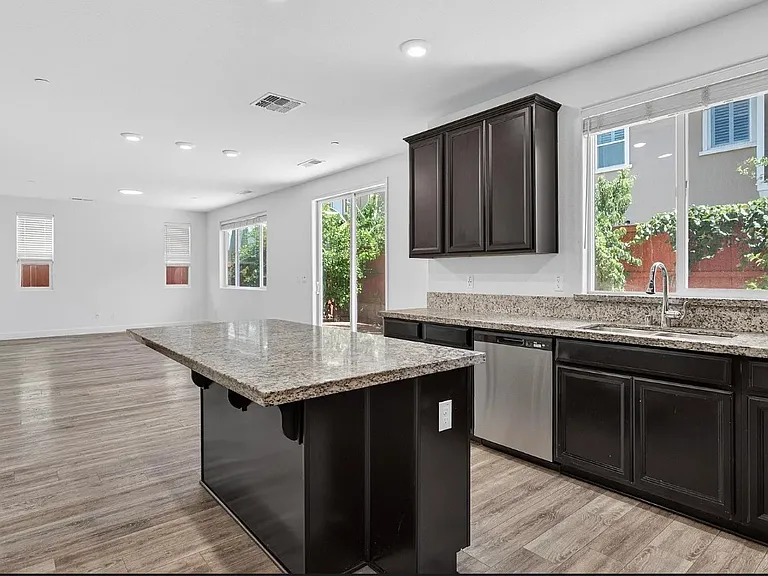 532 E Isidoro Ave — Photo 3