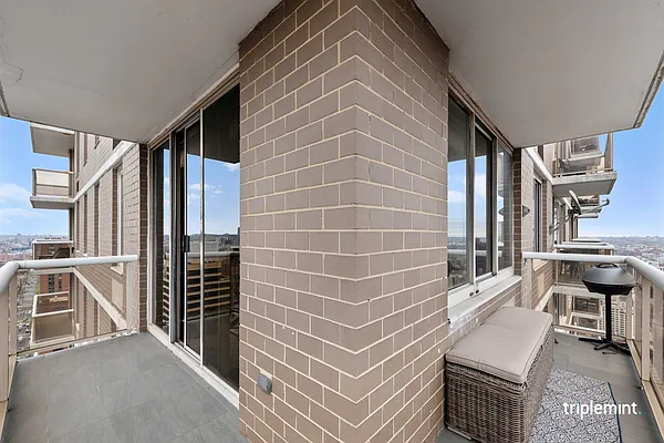 Sold by Triplemint | media 11