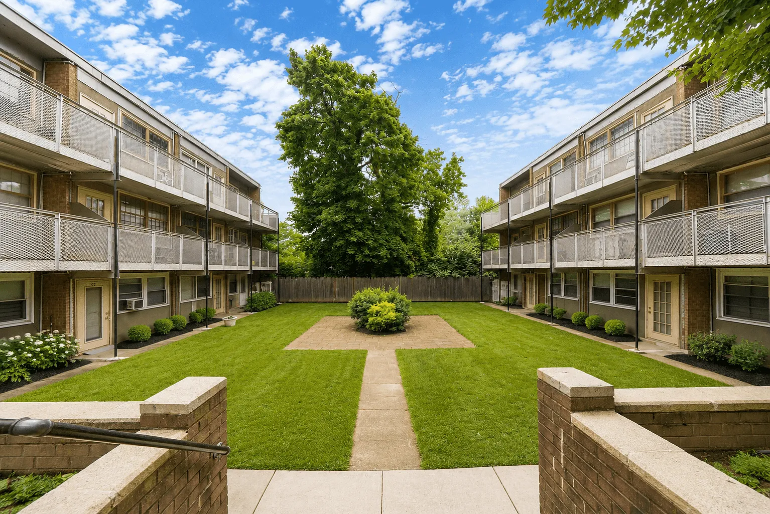 Magnolia Court — Photo 1