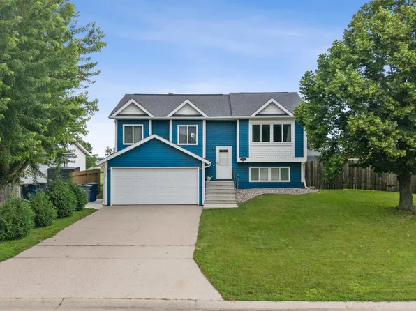 3318 Village Green Dr, Moorhead, MN 56560