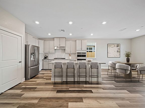 The kitchen has the all space you need for food prep.