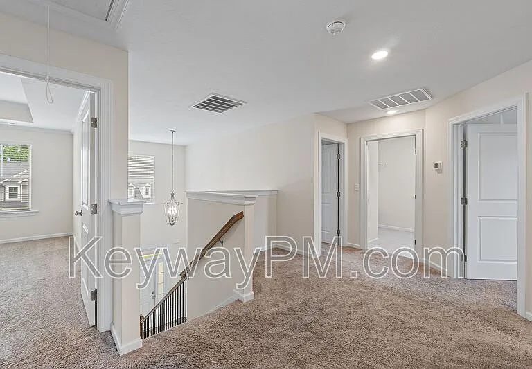 585 Hampton Dr — Photo 14