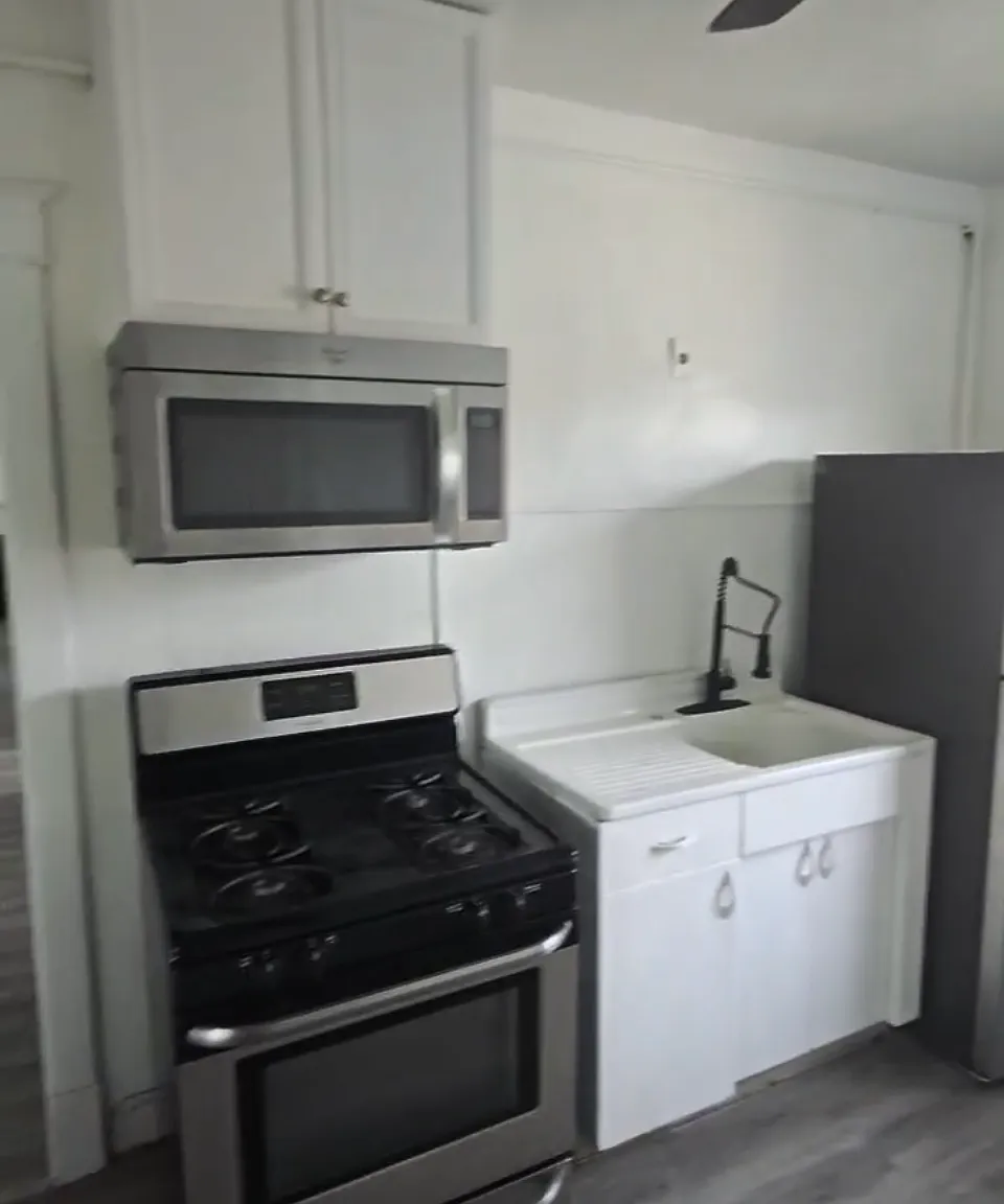 3 bed, 900 sqft, $2,100 — Photo 4