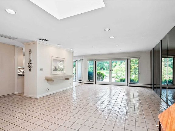 4th image of 14 Westwood Dr