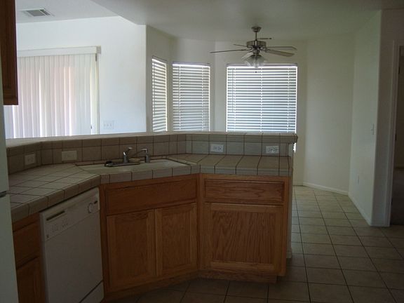 Kitchen & Breakfast Area