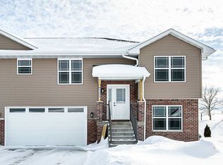 6344 Pawnee Ln, Asbury, IA 52002