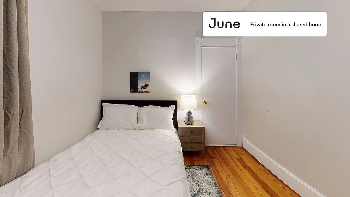 Full bedroom in 3 bed/1 bath home in Somerville #816 C — Photo 2