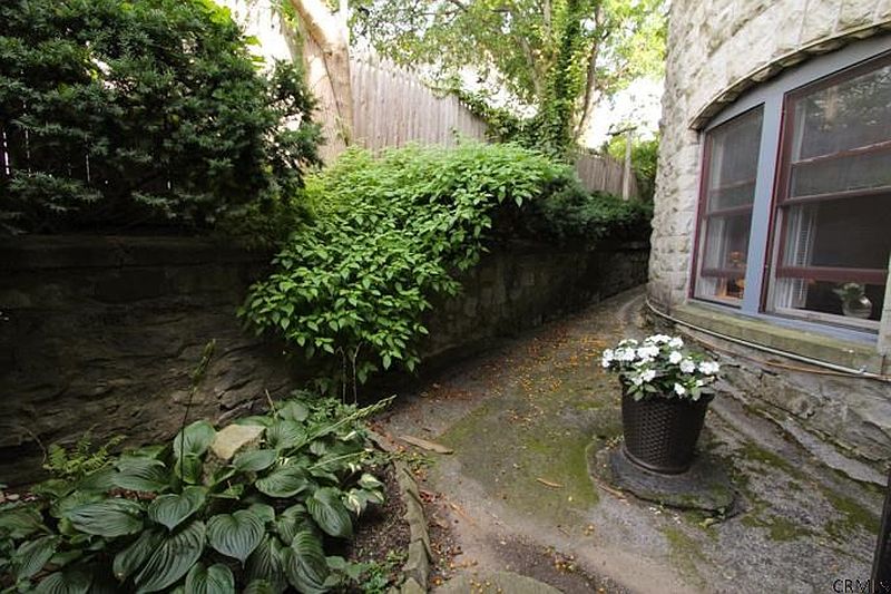 4th image of 125 CIRCULAR Street