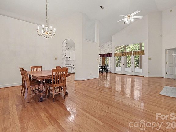 5th image of 5423 Dunedin Ln