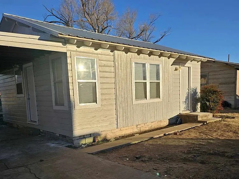 304 Zephyr St — Photo 9