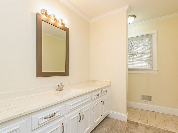 4th image of 808 Guinevere Way SW