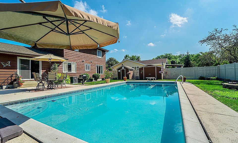 2nd image of 1512 Azalea Dr