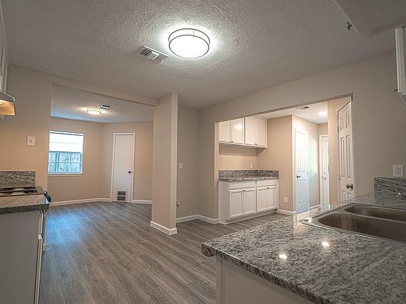 5th image of 523 Alastair Dr
