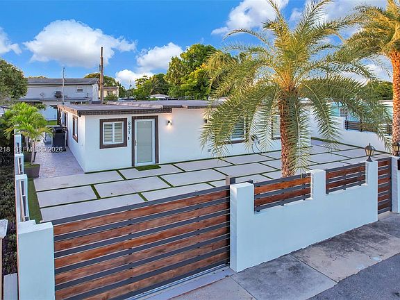 3rd image of 831 E 10th Pl