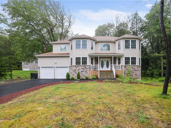 2150 Pine Valley Dr, Tobyhanna, PA 18466