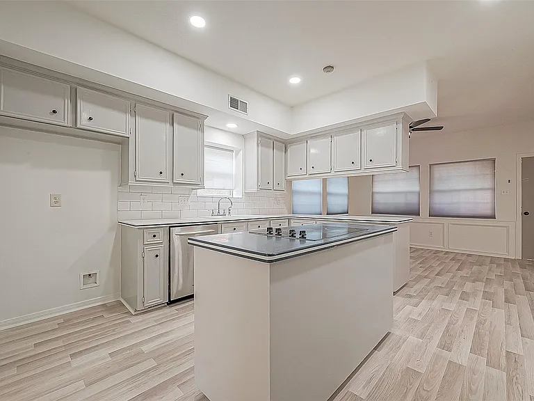 1015 Sugar Lakes Dr — Photo 13