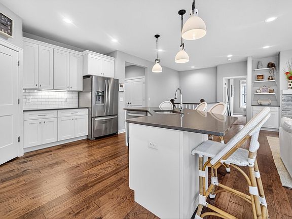 4th image of 639 Bergamont Blvd