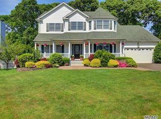 5 Rolling Wood Ct, Hauppauge, NY 11788
