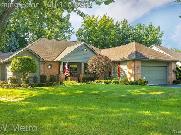 954 Pine Trail Dr, Rochester, MI 48307
