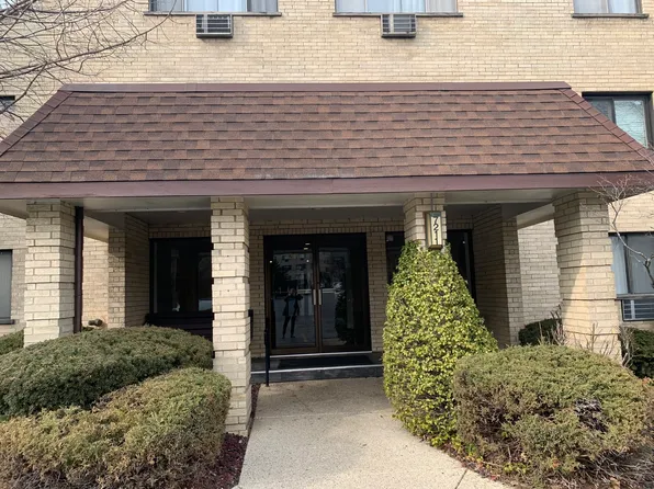 7211 Wolf Rd #412A, Indian Head Park, IL 60525