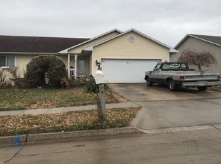 2423 Grand River Dr, Des Moines, IA 50320