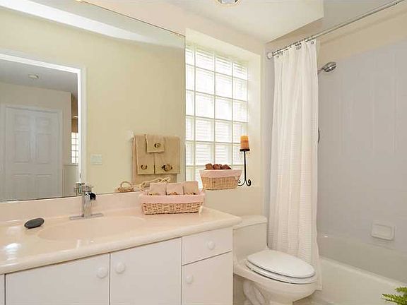 4th image of 20770 NE 31st Pl
