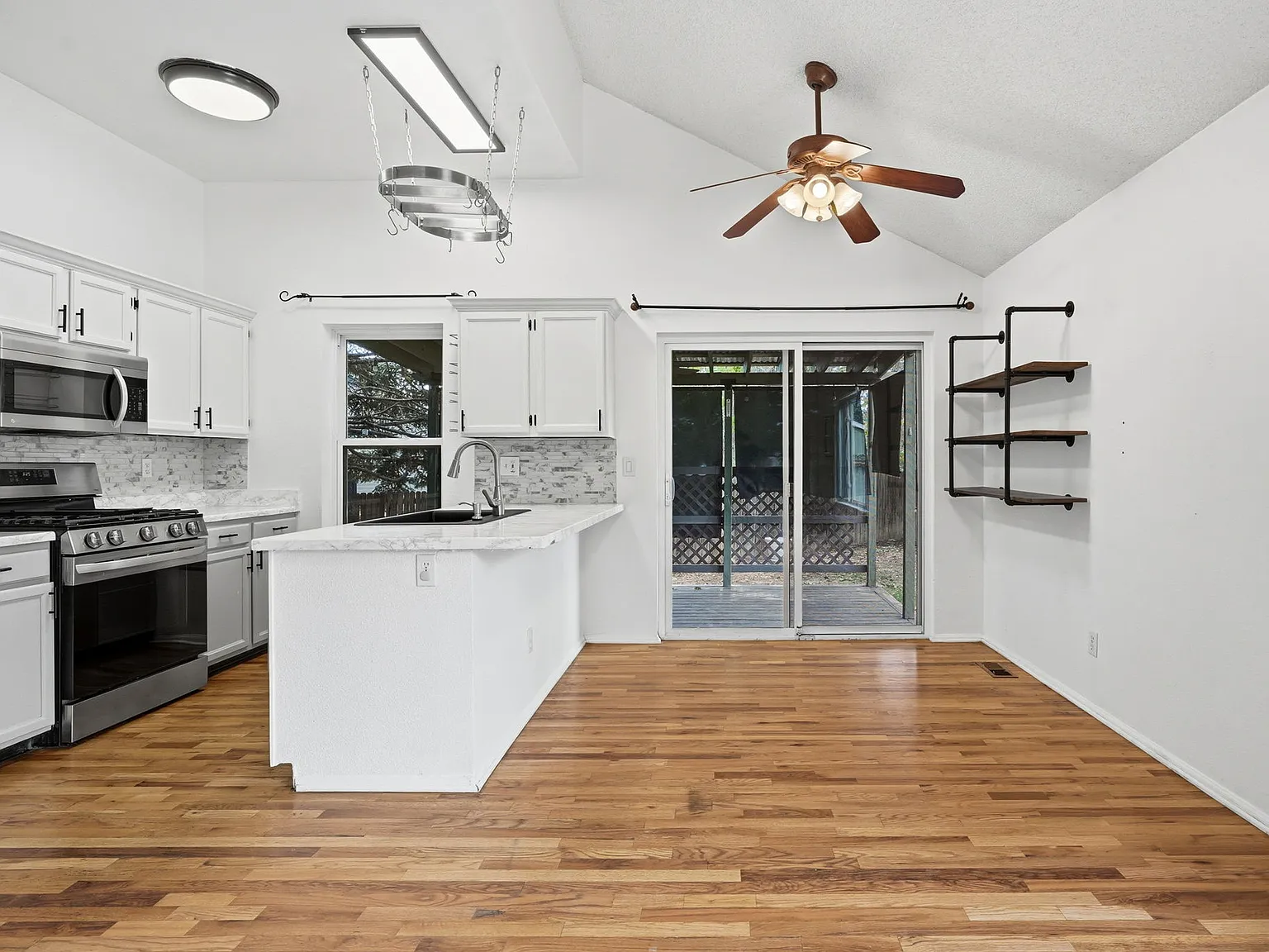 3 bed, 2063 sqft, $2,850 — Photo 4