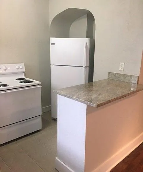 Eat at kitchen bar
Granite countertops