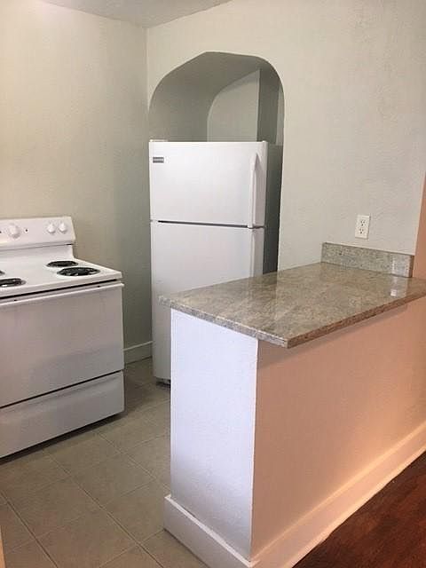Eat at kitchen bar 
Granite countertops