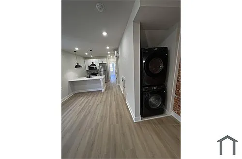 121 W Sharpnack St Photo 1