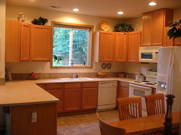 Spaciopus kitchen with eating area