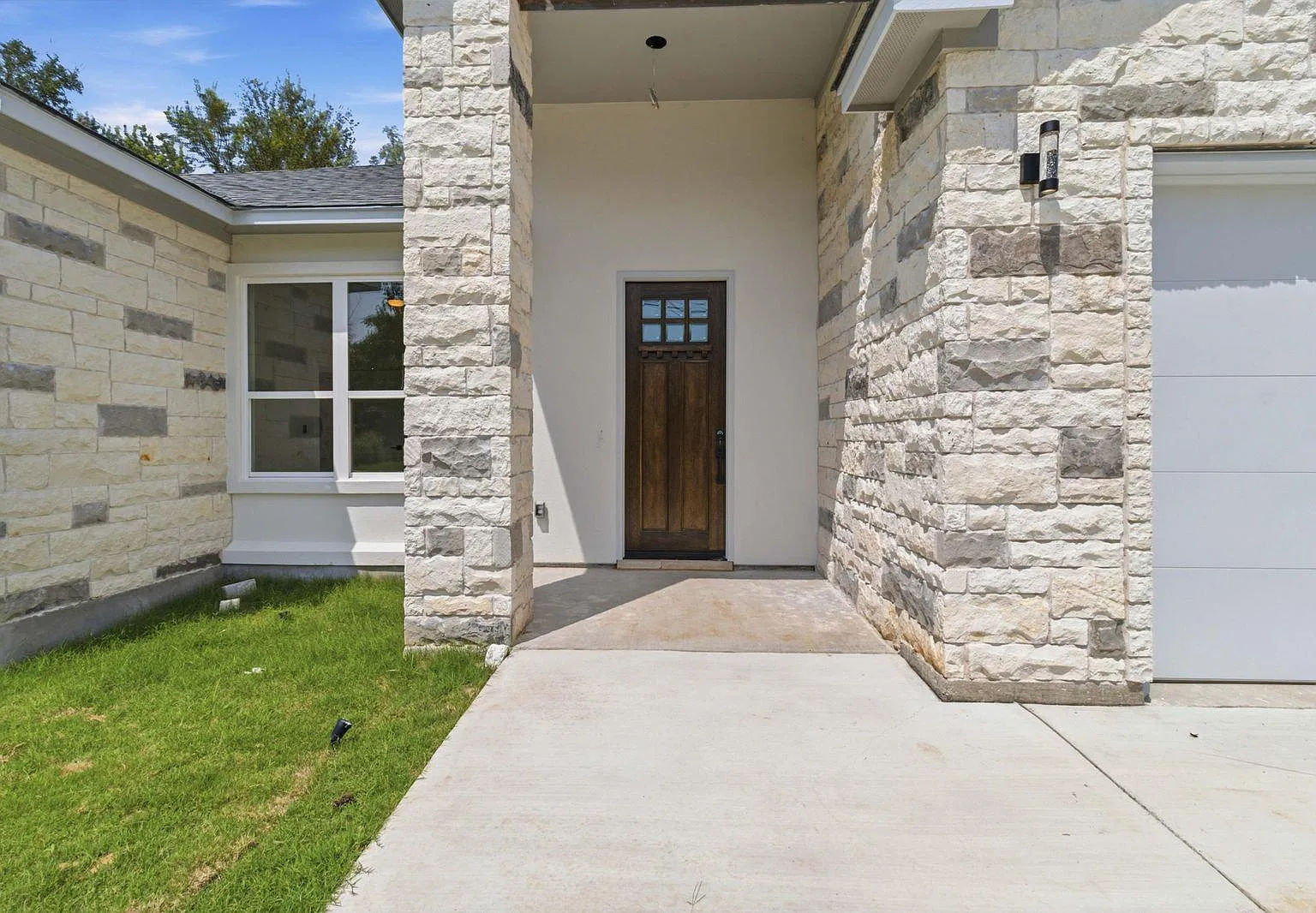 3 bed, 2.0 bath, 1932 sqft, $2,500 — Photo 2