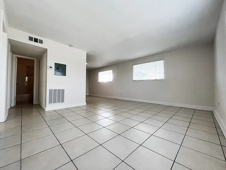 1610 N 25th St #10 — Photo 3