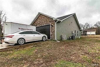 3rd image of 221 Crooked Pine Cir