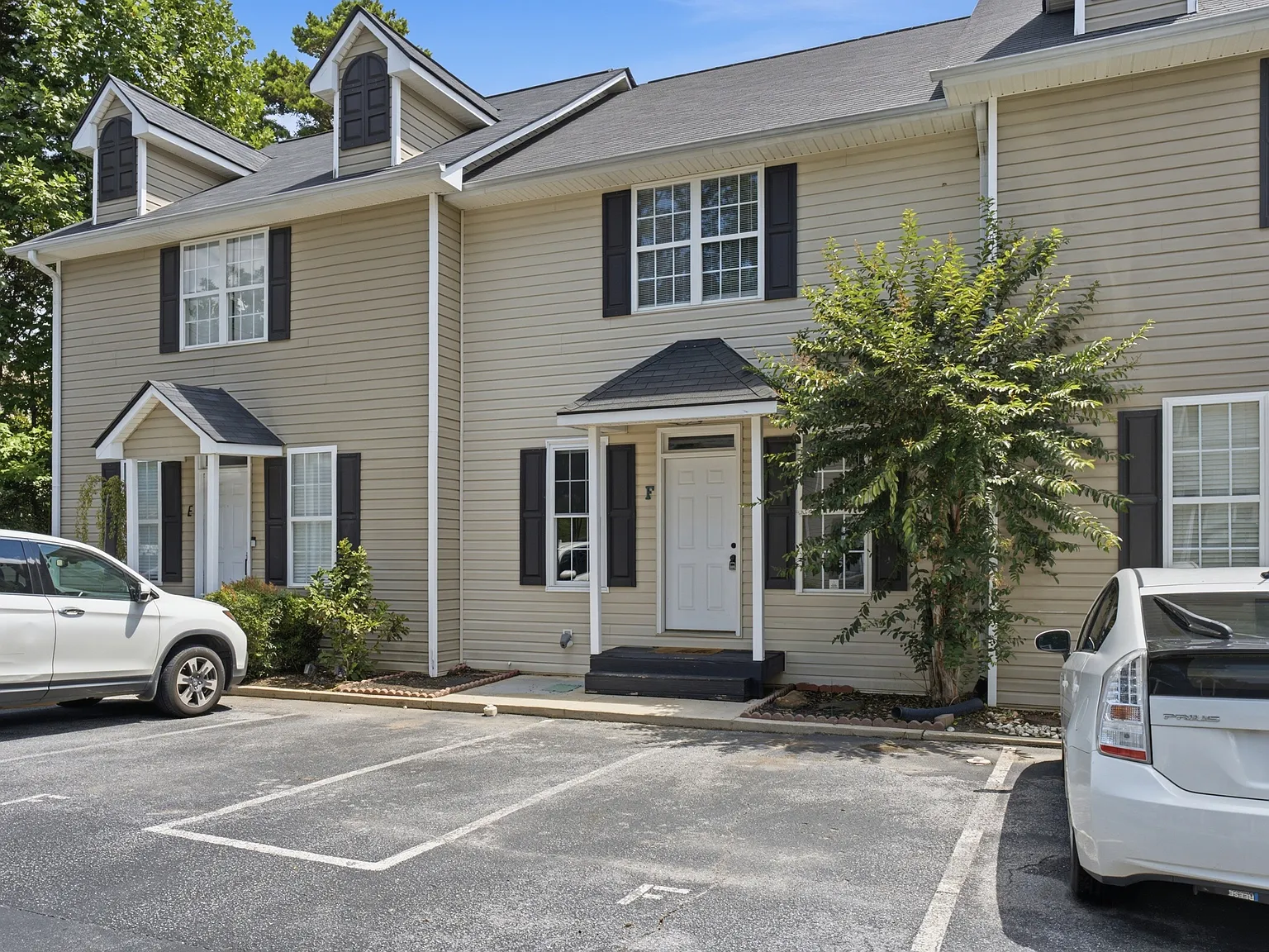 3 bed, 3.5 bath, 2376 sqft, $2,400 — Photo 2