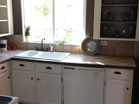 Kit/Big windowoverlooks yard