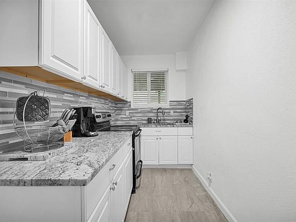 5th image of 201 SE 23rd St APT 4