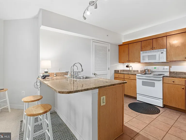 616 E St NW #304 — Photo 19