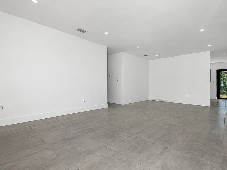 11309 NW 87th St — Photo 5
