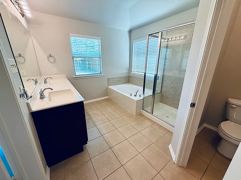 1810 Carol Ln — Photo 3
