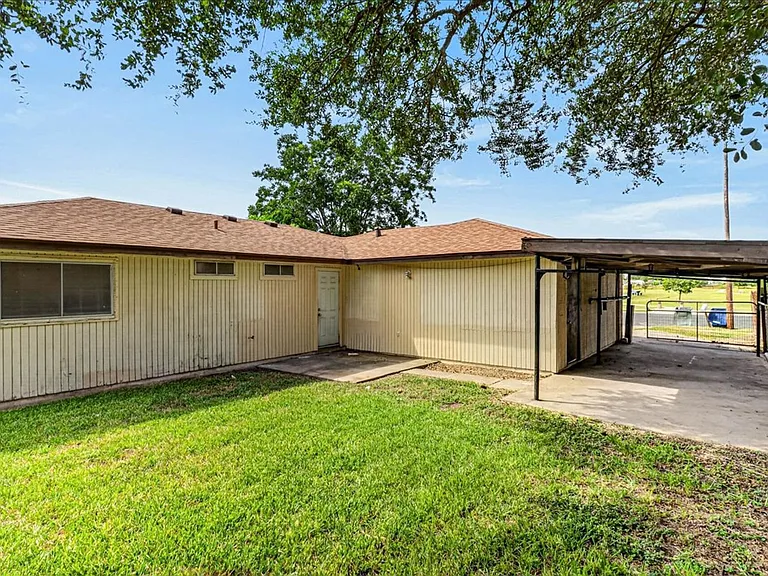 1622 La Joya St — Photo 39